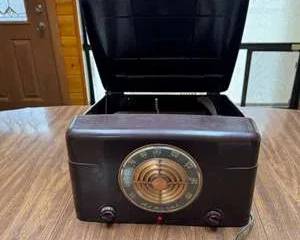 Lot 137  Admiral Model 6S12N Radio  Record Player Combo