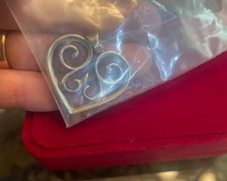 JAMES AVERY RETIRED FRENCH SCROLL HEART PENDANT $90