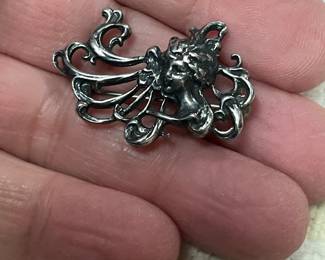 SMALL VINTAGE STERLING PIN 