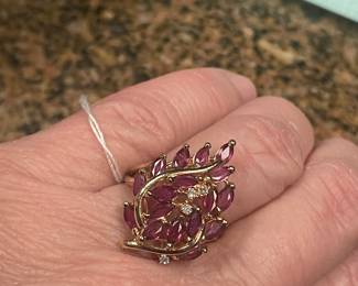 gold  ruby & diamond ring 