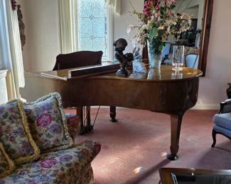 Gorgeous Wurlitzer G-461 grand piano in polished walnut