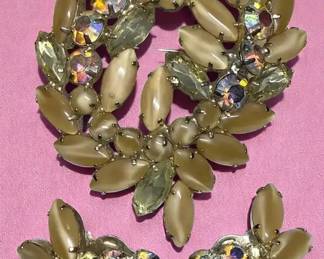 Goldtone brooch and clipon earrings demi parure