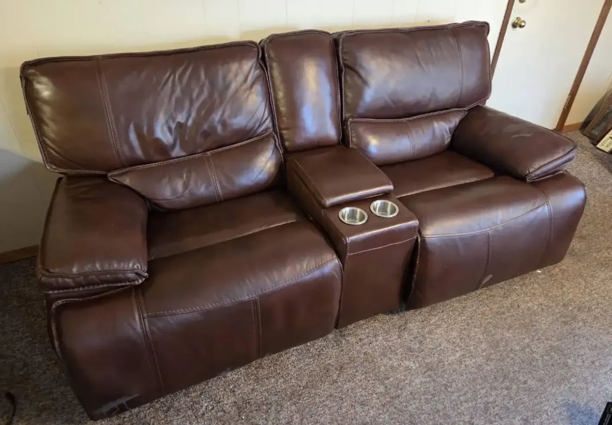  01 Power Reclining Leather Loveseat with Console and USB Charging