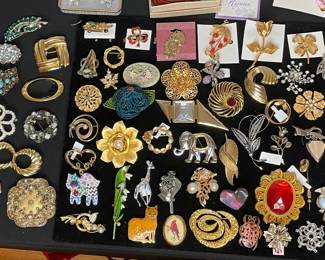 Assorted Vintage Costume Brooches