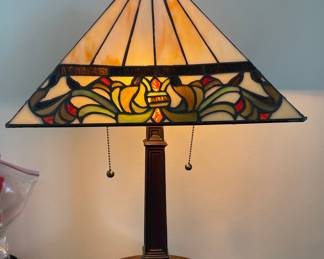 Quoizel Stained Glass Table Lamp