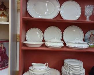 Steubenville China    c 1930   excellent condition.

GREAT  for your next Family Gathering or Formal Dinner  42 Pieces, with 2 large platters, & more.

Setting for 10   

10 each  Dinner, Salad, and Dessert plates, Two Large Platters , Two covered vegetable dishes, Two Vegetable Bowls, One Gravy Server... beautiful Vintage set, nearly 100 years old.