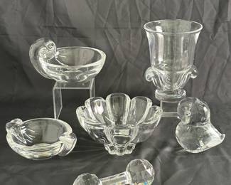 A Steuben Glass olive dish designed by John Dreves, 1939, with fluid scrolled glass bit handle that characterizes mid-century Steuben design; a vintage Steuben crystal ashtray, designed by George Thompson in 1939; a vintage Steuben crystal vase with a scroll base, designed by George Thompson in 1949; a Mikasa crystal glass Zinnia bowl, a faceted cut crystal knife rest, and a Sweden FM RONNEBY Konstglas Handiwork crystal art glass duck paperweight