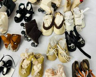More from the selection of antique and vintage doll shoes, doll roller skates, booties, boots and moccasins – many sizes and styles of doll shoes!
