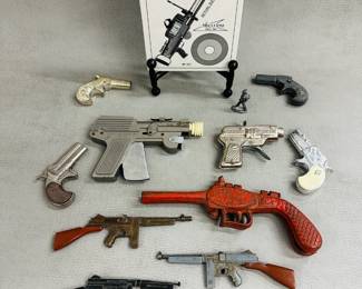 A vintage William Bros Lewis 2" scale machine gun kit, a vintage painted cast metal gun shaped Bull Dog Boot Jack, and various toy guns including a vintage Automatic Gun Cowboy tin roll cap gun, a Lewis gun, and a vintage Halco Hubley Derringer toy cap gun pistol