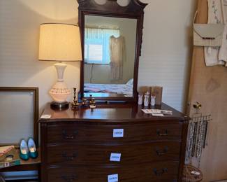 4-Drawer Dresser w/ Mirror