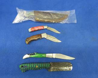 Lot 380. Five new knives, three folding and two fixed-blade with leather sheaths and now markings