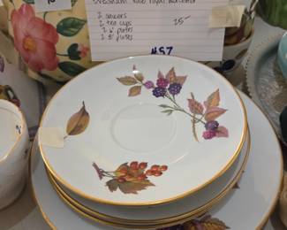 #57	Evesham vale royal Worcester 2 saucers 2 tea cups 2 6" plates 2 8" plates	 $25.00 
