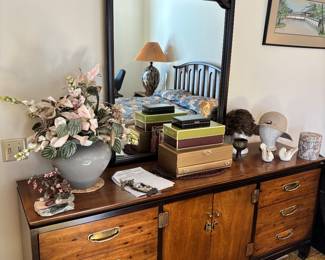 Beautiful bedroom, set lane furniture and really nice shape Dresser and Table ‘s bed gentlemen’s dresser, Armor 