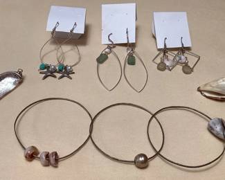 MHH053 Pearl & Seashell Bangles, Earrings & Pendants