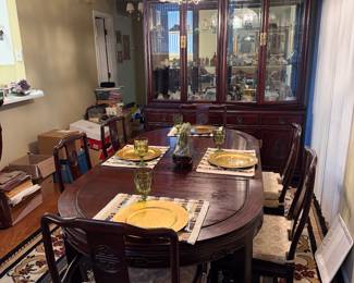 $950 Beautiful Dining table with chairs