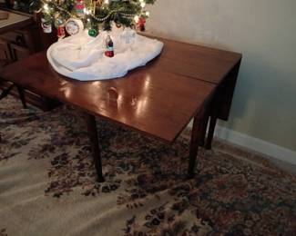 Drop leaf table