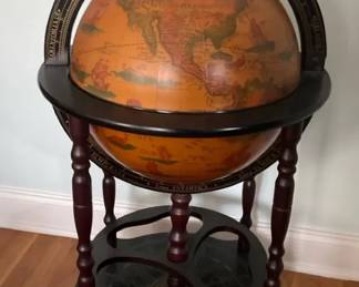 Vintagestyle floor globe bar 