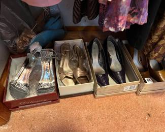 Woman's shoes (sizes 9-9 1/2)