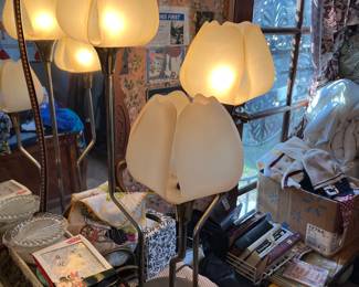 Vintage Tulip Lamp (third light works! just needs a matching lightbulb)