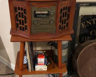 Plays albums, cd's and cassette tapes