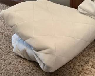 Large Collection of Towels, Sheets, Pillowcases Blankets