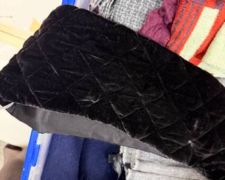 fur- unknown- must see in oerson- no tag  