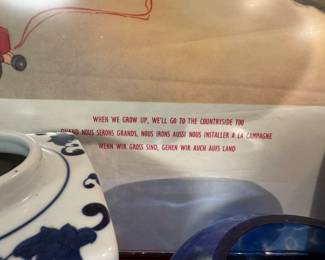 Chinese, English, French, and German describing a scene of visitors at a textile factory.