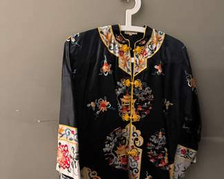 Beautiful piece — this reads as a vintage Chinese silk embroidered jacket, likely mid-to-late 20th century export or boutique garment rather than antique Qing dynasty (based on construction and embroidery density).  Here is your EstateSales.net SCO 👇  🔎 SEO TITLE  Vintage Chinese Silk Embroidered Jacket with Floral & Pagoda Motif
