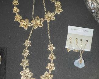 Vtg Gold-tone Filigree Flower Necklace and Lily Set