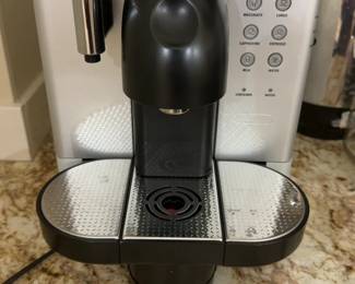 De'Longhi Nespresso Lattissima Coffee Machine EN720.M