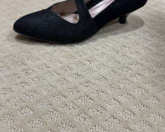 BeautiFeel Pointed Toe Kitten Heel Pumps with Angled Strap Sz 38