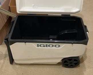 Igloo Latitude Marine Ultra Quantum Rolling Cooler