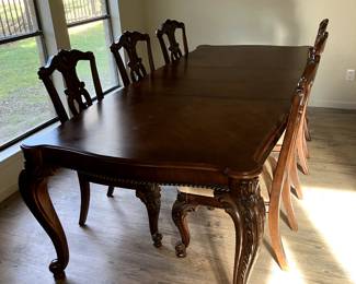 Table with 6 chairs and 2 leaves