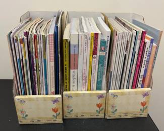 L10 - $20 LOT of Sewing, Crafting, Decorating Books & Magazines.
