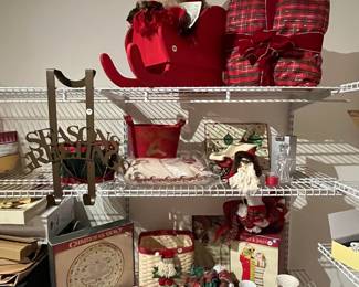 L18 - $15 Christmas LOT.