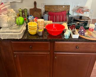 L43 - $25. Random Kitchen Lot. Everything photographed for $25!
