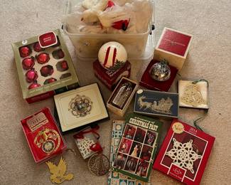 L21 - $20 Christmas Ornament LOT.