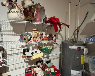 L19 - $15 Christmas LOT.