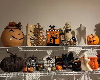 L16 - $20 Halloween LOT.