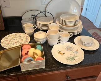 L41 - $25. Kitchen LOT. Take ALL for $25.