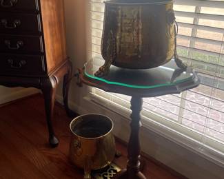 Sm table/stand, Pr brass planters