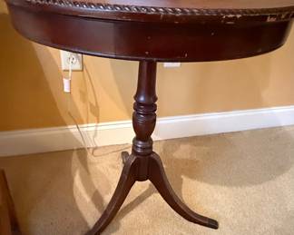 Antique Mahogany TiltTop Candlestand with RopeTurned Edge