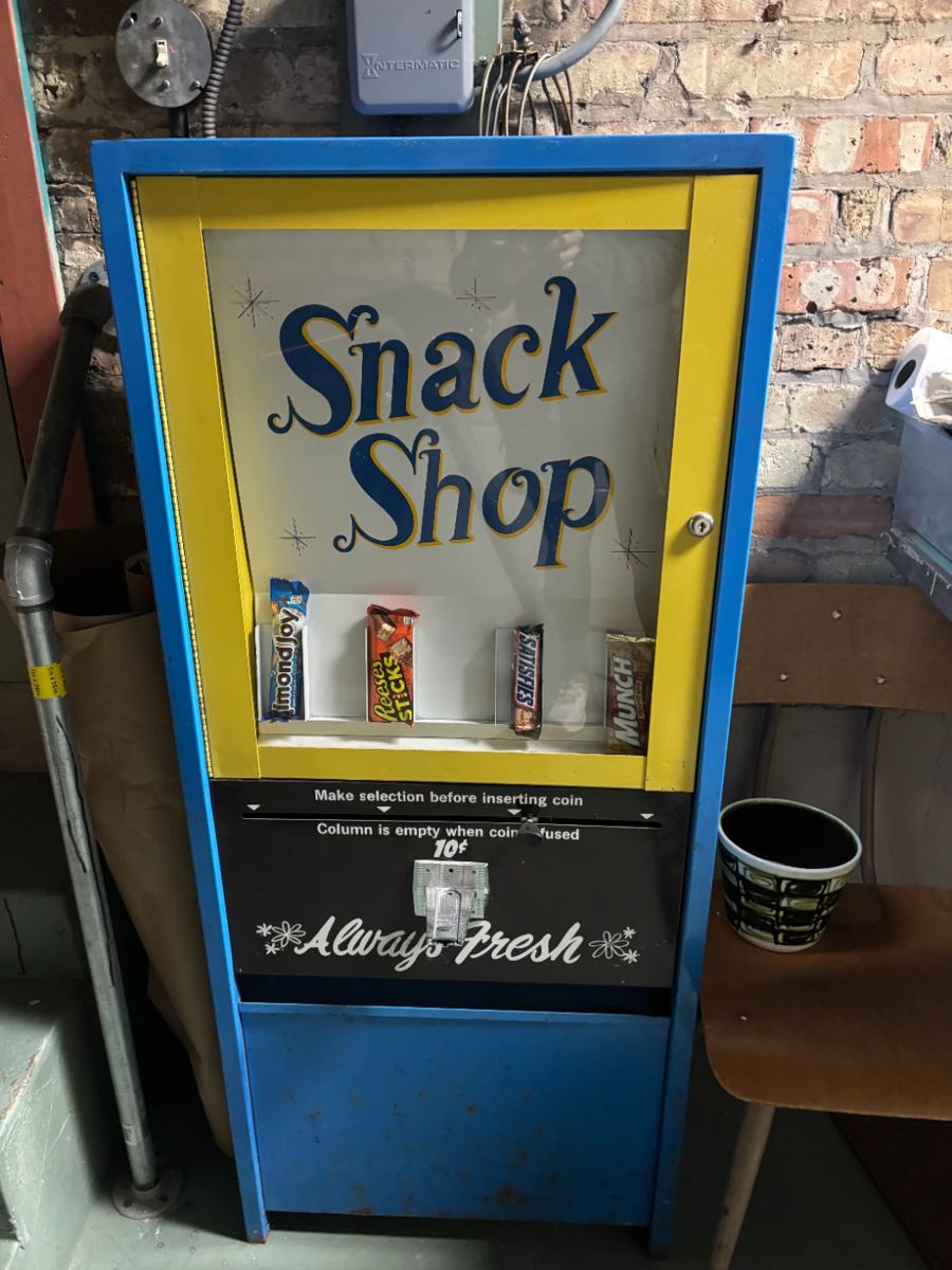 This was in the FELL COMPANY snack room in the 60s until it closed!  Yes--it works with dimes!