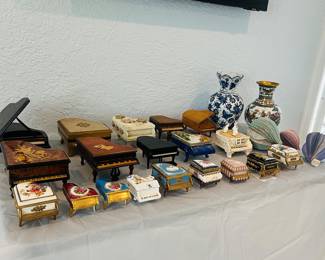 This is a collection of miniature grand pianos – most of them are music boxes!