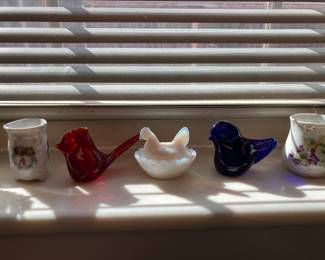 birds art glass, small opalescent hen on nest, toothpicks