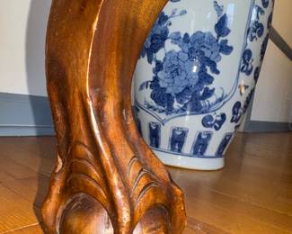 and check out those feet!