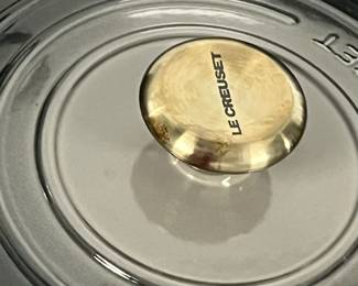 S16 - $275. Le Creuset #28. 7.25qt Dutch Oven. Excellent Condition.