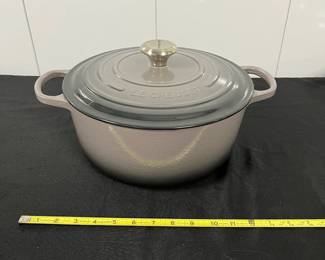 S16 - $275. Le Creuset #28. 7.25qt Dutch Oven. Excellent Condition.