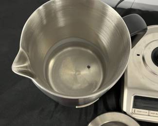 S2 - $125. Wolf Gourmet True Temp Electric Kettle. 1.5 Liter. RED KNOB. Model WGKT100S.