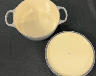 S15 - $225. Le Creuset #24 - 4.5qt Dutch Oven. Excellent Condition.